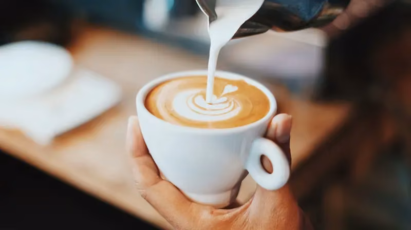 Flat white z wzorem w mlecznej piance
